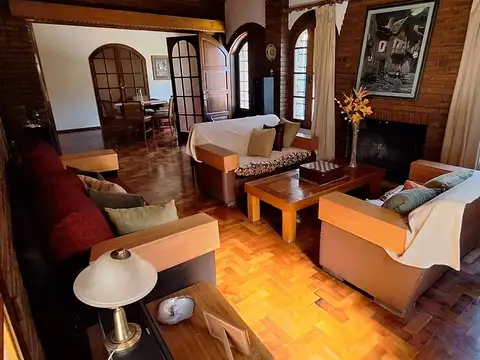 Casa en Venta con 2 cocheras