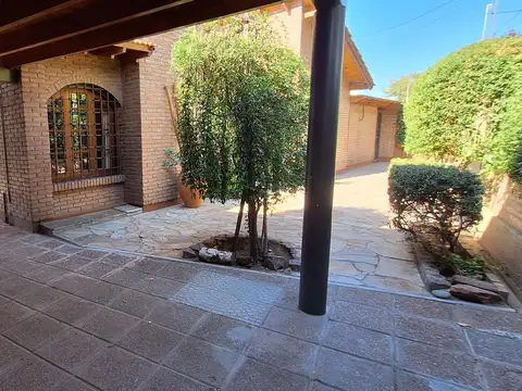 Casa 5 ambientes con 4 baños