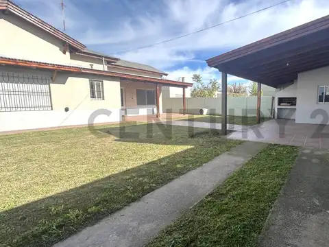 Casa de 2 Dormitorios, Patio, cochera para dos autos. VENADO TUERTO