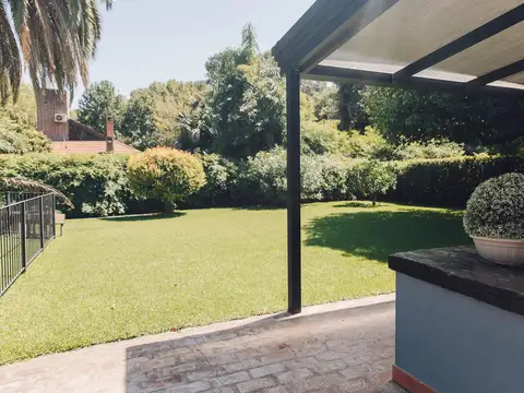 Muy linda casa con 3 habitaciones , jardin , pileta y galeria con parrilla en Villa de Mayo!