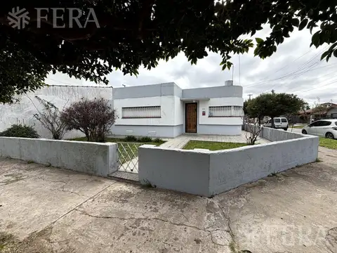 Venta casa 3 ambientes con patio en Bernal