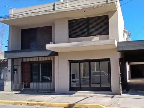 Casa con local en alquiler en Pilar Centro