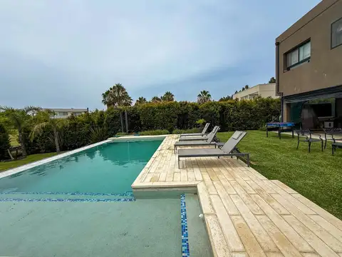 Casa en Venta con 6 cocheras