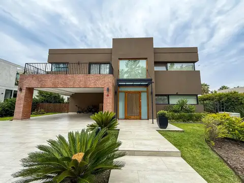 Casa en Venta de 2 Plantas Con Jardín, En Barrio Náutico Albanueva, Tigre