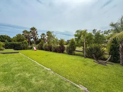 Casa en Venta de 2 Plantas Con Jardín, En Barrio Náutico Albanueva, Tigre