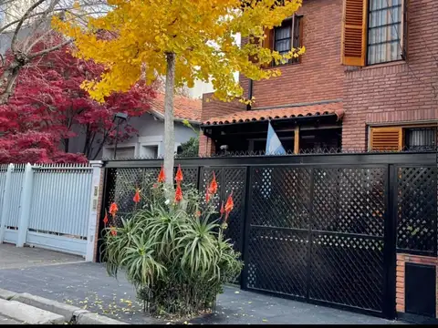 VENTA CASA SÓLIDA EN DOS PLANTAS | JARDÍN CON PILETA, QUINCHO Y PARRILLA | BARRIO RIVER