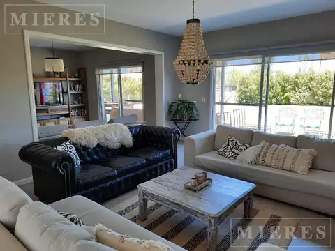 Casa 5 ambientes con 3 baños