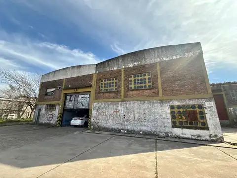 Venta de Galpón con Fracción de Terreno en Est. Echeverría