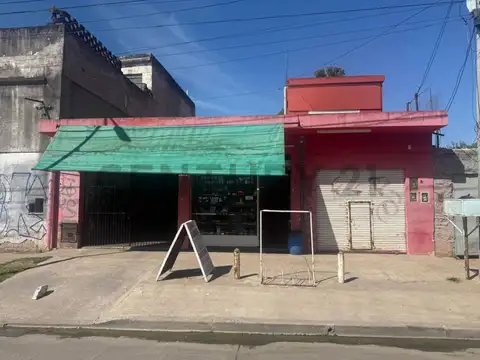 VENTA CASA 3 AMBIENTES MAS 2 LOCALES EN BELLA VISTA GARAGE Y JARDIN EXCELENTE UBICACION