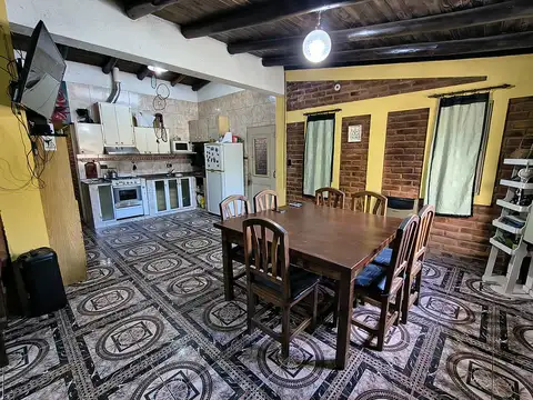 Casa 5 ambientes con 2 baños