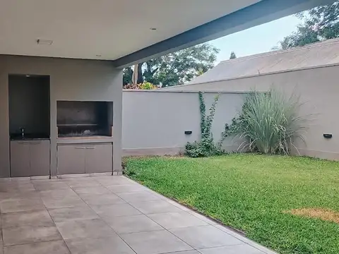 Casa en Alquiler con 2 cocheras