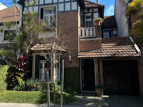 Excelente casa de estilo, 5 ambientes, en tres plantas sobre lote de 8,66 x 35, a tres cuadras de la Plaza Arenales.