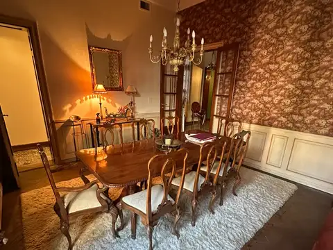 Excelente casa de estilo, 5 ambientes, en tres plantas sobre lote de 8,66 x 35, a tres cuadras de la Plaza Arenales.