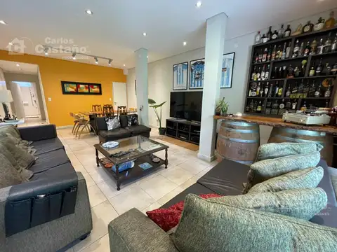 Excelente casa 236m2 Amplio living comedor. 3 baños. Garaje. Fondo, quincho. Play-room.