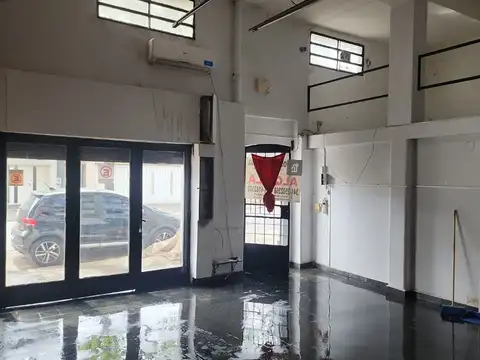 Local a la calle, se entrega completamente pintado