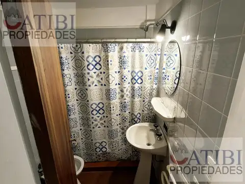 Oficina con 1 consultorio/privado y sala de espera.