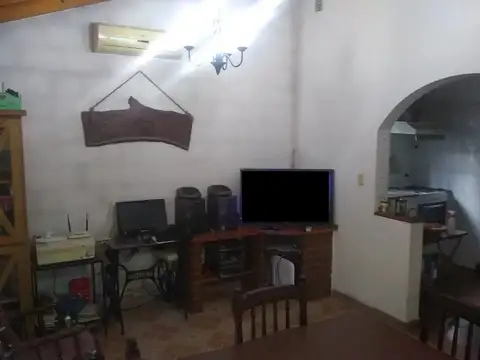 Venta Casa De 3 Ambientes Con Fondo Libre, Lomas Del Mirador