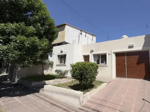 VENTA – Casa de 3 dormitorios frente a plaza en Las Palmas