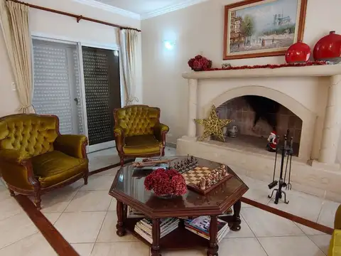 Casa 8 ambientes con 4 baños