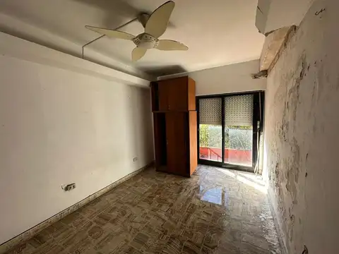 Casa 8 ambientes con 2 baños
