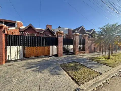 VENTA CASA 5 AMBIENTES EN VILLA ADELINA