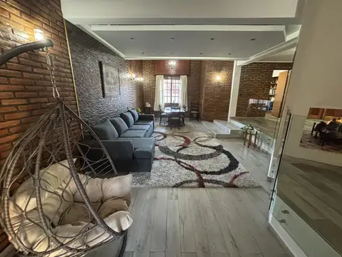 Casa en Venta con 4 cocheras