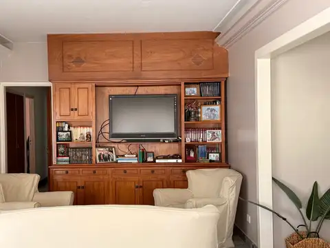 Casa con historia, cine y estilo propio en el corazón de  Lobos!