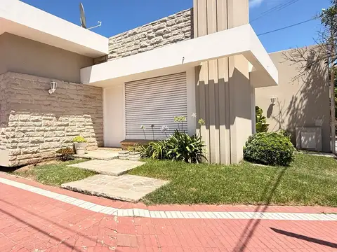 Casa con historia, cine y estilo propio en el corazón de  Lobos!