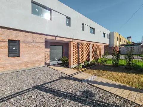 Casa en PH de 3 dormitorios con parrilla, jardín y cocheras en Tierra Nueva, Fisherton