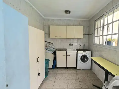 Casa de 4 dormitorios, dependencia, playroom, jardin y piscina