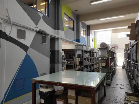 Excelente Galpón 660 m2 cubiertos. 350 m2 sin columnas. Oficinas