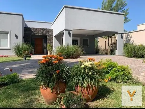Casa en venta - 3 Dormitorios 3 Baños - Miralagos