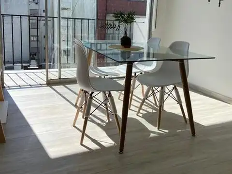 #Excelente departamento de 1 amb. a la calle con balcón saliente totalmente reciclada.