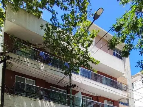 ALQUILER Amplio depto de 3 amb. con cochera, BAJAS EXPENSAS!