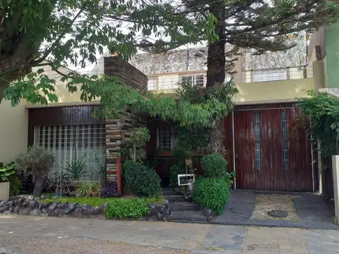 VENTA DE CASA 5 AMB. GARAGE, AMPLIO PATIO, PISCINA Y 2 TERRAZAS