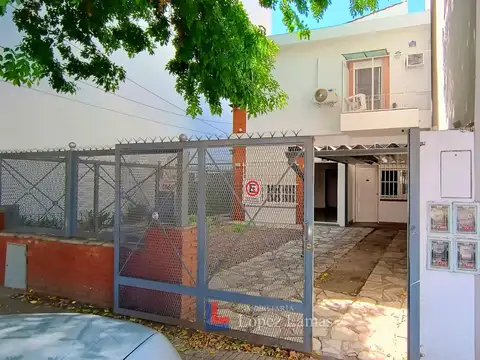 CASA AL FRENTE 3 AMBIENTES CON COCHERA
