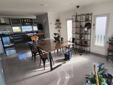 Casa 5 ambientes con 2 baños
