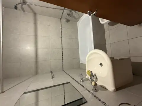 DEPTO DE 2AMB. 5º PISO AL FRENTE de 15 AÑOS DE ANTIGUEDAD, y aporx 46mts2 CON BALCON