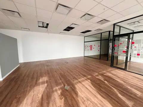 Oficina en Alquiler con 1 cochera