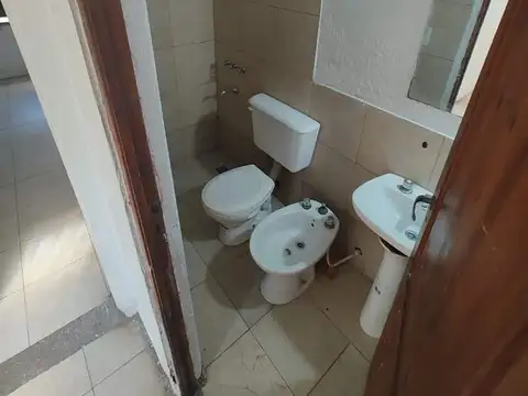 OPORTUNUDAD EN VENTA   - TERRENO CON 3 DPTOS. A RECICLAR