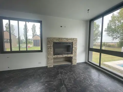 Casa 4 ambientes con 2 baños