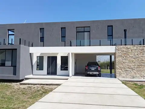 Venta Casa 4 Ambientes con Pileta, Suite y Gran Parque en La Magdalena