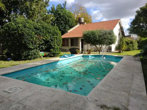 Casa 3 amb + depto y locales sobre 2300mt2 lote 