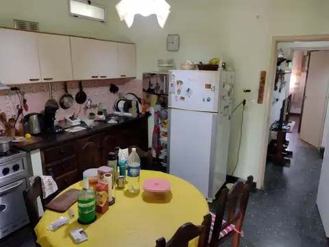 Casa 3 amb + depto y locales sobre 2300mt2 lote