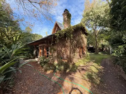 VENTA - CASA 4 AMB CON PARQUE JARDIN, QUINCHO, PILETA Y COCHERA LOTE 20 X 28