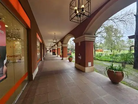 Local en Pueblo Caamaño.