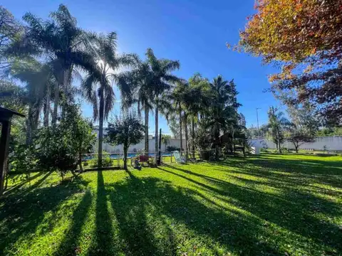 Importante Quinta en Esquina sobre Ex Ruta 8 y Bog