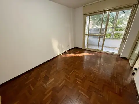 Monoambiente con cocina separada y balcón al frente ideal inversión