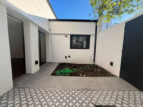 Venta de PH 2 dormitorios y escritorio en pozo en la plata.
