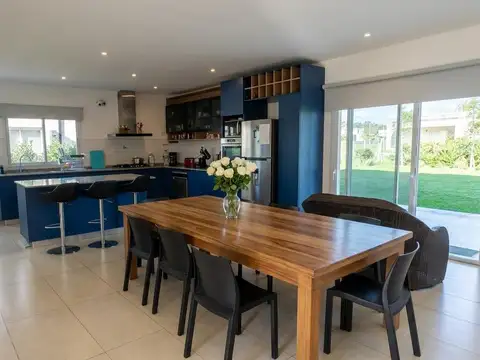 Casa 4 ambientes con 2 baños